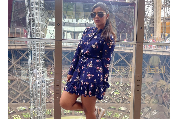 இப்படியொரு ஆடையில் கிளாமர் லுக்கில் போஸ்.. இதுவரை இல்லாத அளவிற்கு மாறிய நடிகை ஐஸ்வர்யா ராஜேஷ்.. | Aishwarya Rajesh Latest Glamour Photoshoot Video