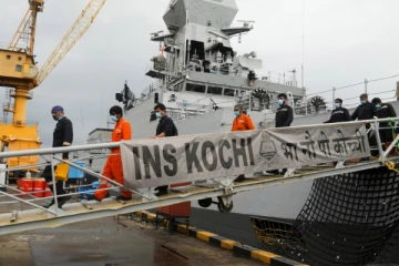 மும்பையில் சூறாவளியில் சிக்கிய கப்பல் ;26 பேர் பலி! 61 பேர் மாயம்