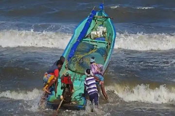 கடல் கொந்தளிப்பு ; மீனவர்களுக்கு வெளியான அவசர எச்சரிக்கை