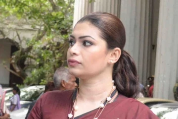 பகலில் சஜித்துடன்... இரவில் ரணிலுடன் ; ஹிருணிகா விரக்தி