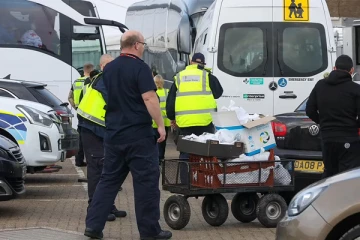 புலம்பெயர்ந்தோருக்கு ஆயிரக்கணக்கான பவுண்டுகள் செலவில் பீட்ஸா கபாப் விநியோகித்த பிரித்தானிய உள்துறை அலுவலகம்!