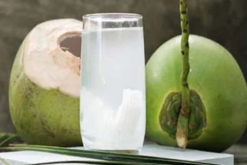 இரவு நேரத்தில் இளநீர் குடிப்பது ஆரோக்கியமா? அல்லது ஆபத்தா?