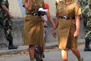 பெண் பொலிஸ் அதிகாரியின் நெற்றியில் முத்தமிட்ட பொலிஸ் சார்ஜன்ட்!