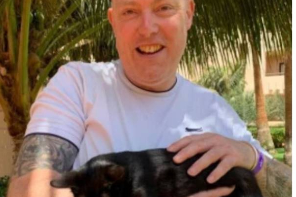 இலங்கைக்கு சுற்றுலா வந்தபோது நாயை வாங்கிய பிரித்தானிய நபருக்கு நேர்ந்த சோகம்! | Uk Man Dead The Dog While On A Trip To Sri Lanka