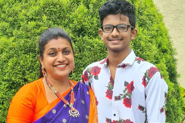 மகனுக்கு சொகுசு கார் பரிசளித்த நடிகை ரோஜா! விலை இத்தனை கோடியா.. நெட்டிசன்கள் கடும் விமர்சனம் | Actress Roja Gifts Costly Benz Car To Son