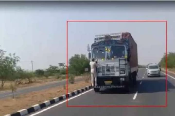 டோல்கேட்ல பணம் கட்ட சொல்லுவியா? - பம்பரில் தொங்க விடப்பட்ட ஊழியருக்கு நேர்ந்த கதி