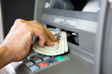 ATM இயந்திரங்களுக்கு அருகில் குழந்தையுடன் சிக்கிய பெண்