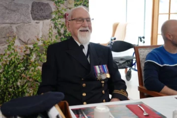 இரண்டாம் உலகப்போர்க்கால வீரரை இன்ப அதிர்ச்சியில் ஆழ்த்திய மக்கள்