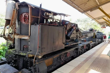 வவுனியா புகையிரத நிலையத்தினை வந்தடைந்த பாரந்தூக்கி புகையிரதம்(Photos)