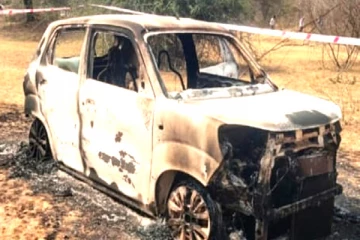 எரிந்த காருக்குள் கருகிய நிலையில் மூன்று சடலங்கள் மீட்பு