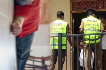 வீட்டில் தனிமையாக இருந்த பொலிஸ் அதிகாரி படுகொலை