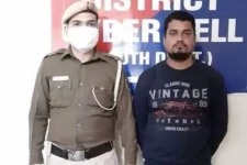 போலி ஆபாச படங்களை வைத்து 100 பெண்களை மிரட்டியவர் கைது