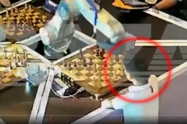 ரோபோவுடன் செஸ் விளையாட்டிய சிறுவன்! தவறுக்கு சிறுவனின் விரலை முறித்த  சோகம் | Chess Tournament Robot Attack Boy In Tamil