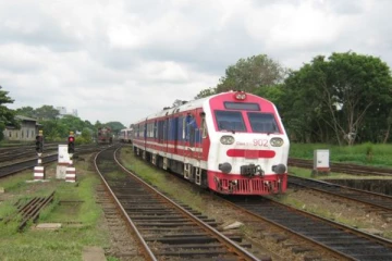 கடுகதி ரயில் முன்பாக பாய்ந்து தற்கொலை