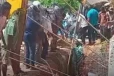 පස් කණ්ඩියක් කඩා වැටී කම්කරුවන් තිදෙනෙක් යට වෙයි - දෙදෙනෙක් රෝහලට - තවත් අයෙක් සොයා මෙහෙයුම්