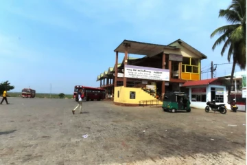 கல்முனை புதிய பேருந்து நிலையத்தின் ஒரு பகுதியை உரிமை கொண்டாடியவருக்கு எதிராக முறைப்பாடு (Photo)