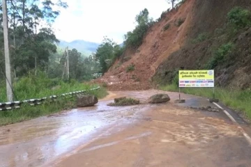 மலையகத்தில் சீரற்ற காலநிலையால் தடை செய்யப்பட்ட போக்குவரத்து (Photos)