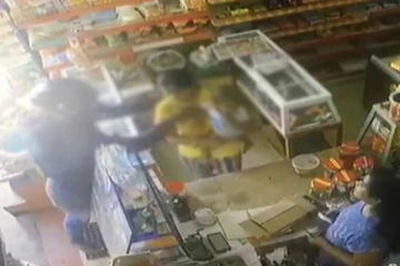 ගැබිනියක් පුංචි දරුවාත් අතේ තියන් ඉද්දි මුහුණ දුන් බිහිසුණු සිදුවීම කැමරාවක සටහන් වෙයි (CCTV VIDEO)