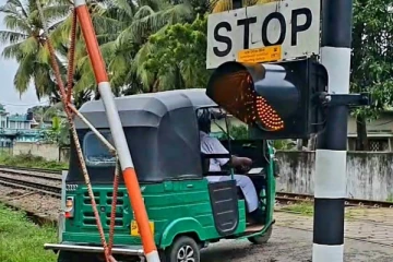 மதுபோதையில் கடமையில் இருந்த ரயில் கடவை பாதுகாப்பு ஊழியர்