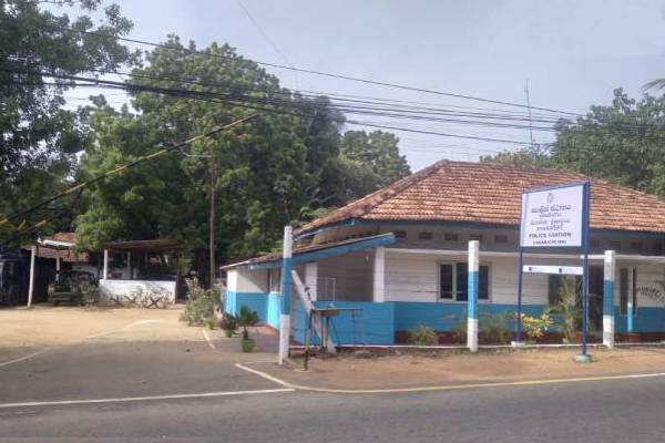 முல்லைத்தீவில் இருந்து யாழிற்கு கடத்தப்பட்ட பொருட்கள் பொலிஸாரால் மீட்பு! | Coconut Tree Trunks Smuggle From Mullaitivu Jaffna
