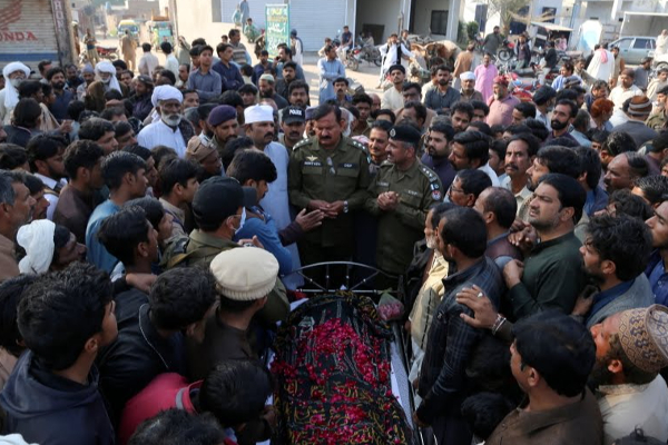 பாகிஸ்தானில் மற்றுமொரு கொடூரம்! அடித்துக் கொலை மரத்தில் தொங்கவிட்ட கொலைகார கும்பல் (படங்கள்) - ஐபிசி தமிழ்