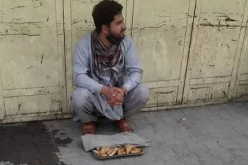 வாட்டும் வறுமை.. தெருவில் சமோசா விற்கும் பத்திரிகையாளர்- வைரலாகும் புகைப்படம்!