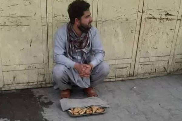 வாட்டும் வறுமை.. தெருவில் சமோசா விற்கும் பத்திரிகையாளர்- வைரலாகும் புகைப்படம்! - தமிழ்நாடு