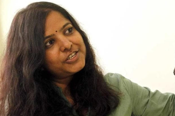 வெளிநாட்டில் வசிக்கும் தமிழ்ப்பெண்ணுக்கு விடாது கருப்பாய் தொடரும் சர்ச்சை! நீதிமன்றம் அதிரடி உத்தரவு | Leena Manimekalai Problems