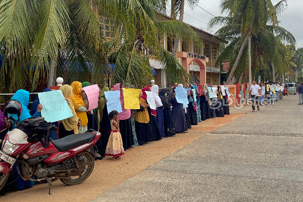 தாராபுரம் பாடசாலை அதிபர் நியமனத்திற்கு எதிராக மக்கள் போராட்டம் (Photos) | Public Protest Against Principal Appoinment
