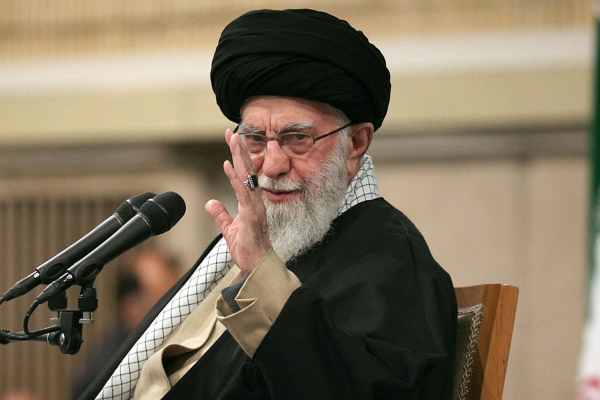 ஈரானை சுற்றிவளைத்த அமெரிக்கா! சுரங்கத்துக்குள் பதுங்கிய கமேனி | Us Iran Tensions Khamenei Moves To Bunker