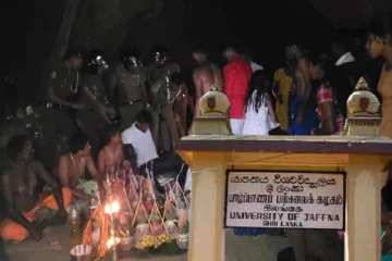 வெடுக்குநாறி மலையில் காவல்துறை அராஜகம் : நீதி கோரி யாழ் பல்கலை மாணவர்கள் போராட்டம்