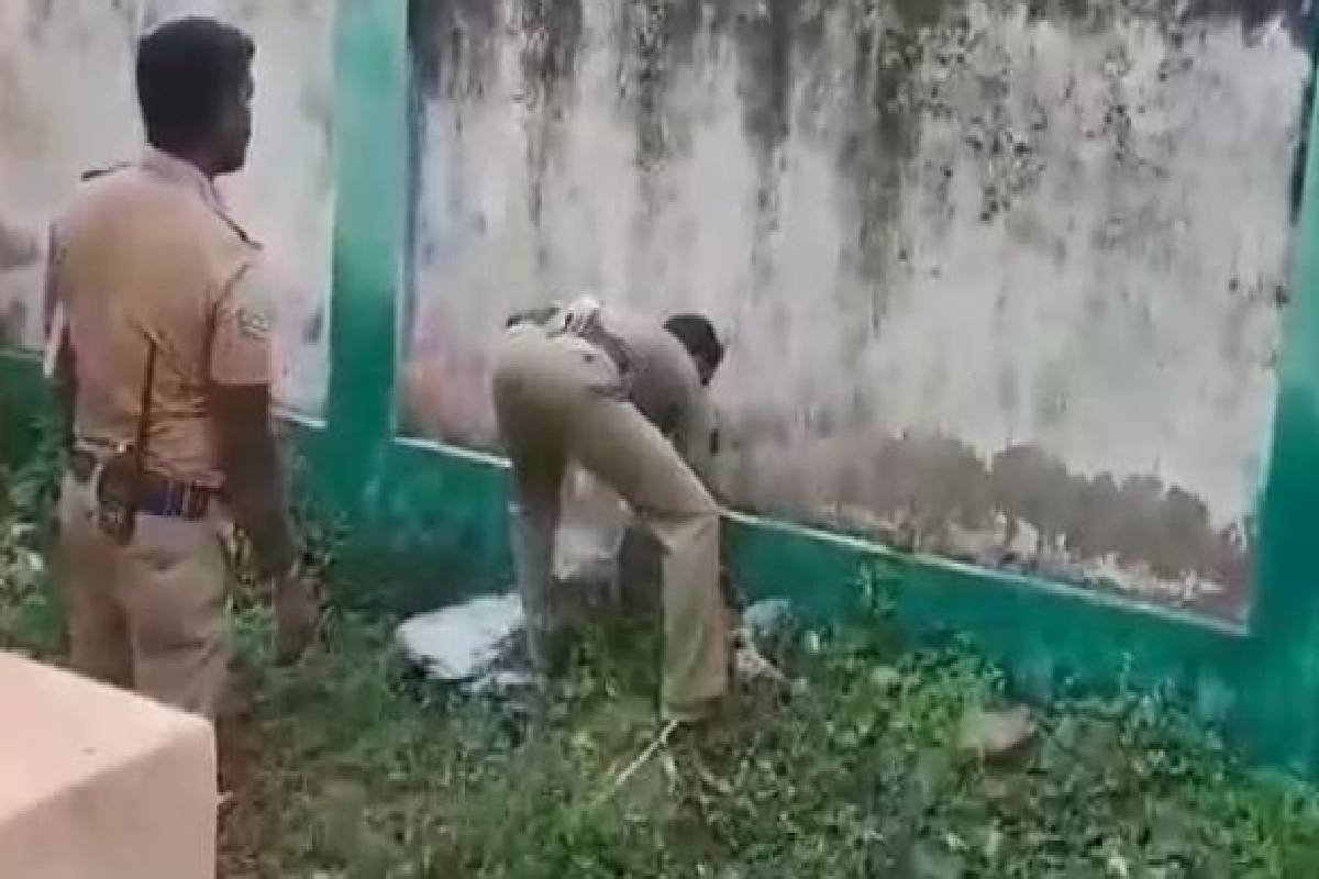 கழிப்பறையில் பெற்ற குழந்தையை ஜன்னல் வழியே வீசிய கொடூர தாய் | Woman Throws Baby She Gave Birth Toilet Out Window கழிப்பறையில் பெற்ற குழந்தையை ஜன்னல் வழியே வீசிய கொடூர தாய் | Woman Throws Baby She Gave Birth Toilet Out Window