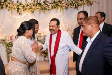 திருமண நிகழ்வில் கூடிய முன்னாள் ஜனாதிபதிகள் ; ஒரே மேசையில் மஹிந்தவும் ரணிலும்