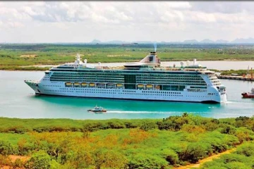 ஆயிரக்கணக்கான பயணிகளுடன் அம்பாந்தோட்டை துறைமுகத்திற்கு வந்த சொகுசு கப்பல்