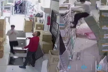 மொபைல் பார்த்து கொண்டு வேக வேகமாக வந்து துளையில் விழுந்த இளைஞருக்கு காத்திருந்த ட்விஸ்ட்! என்ன நடந்தது தெரியுமா?