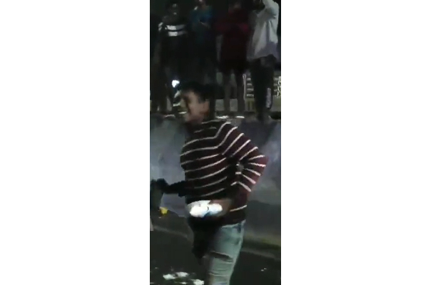 திரையரங்கு முன் அலப்பறை செய்த ரசிகர்கள் ! பால் பாக்கெட் எல்லாம் திருடுறீங்களே.. | Valimai Fans Got Mad