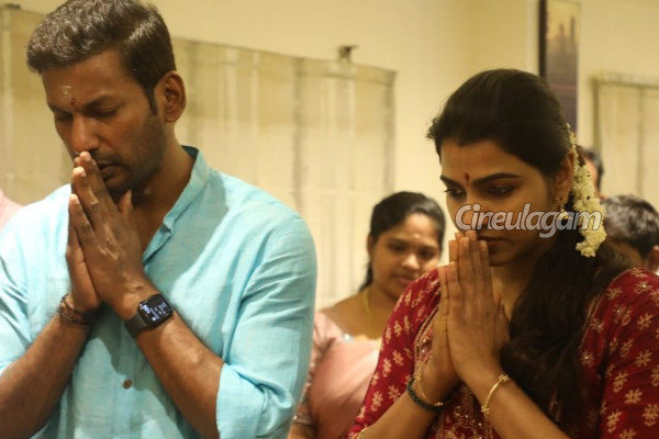 ஜோடியாக விஷால் - தன்ஷிகா! ஆயுத பூஜை புகைப்படங்கள் இதோ | Vishal And Dhanshika At Ayudha Poojai