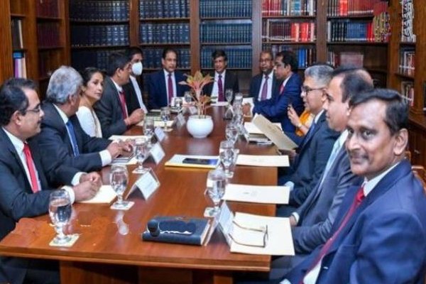 அமைச்சின் புதிய செயலாளர்களை திடீரென சந்தித்த ஜனாதிபதி செயலாளர்! | President S Secretary Met New Secretaries Ministry