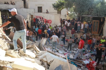 திடீரென இடிந்து விழுந்த அடுக்குமாடி கட்டிடம்! பரிதாபமாக உயிரிழந்த குழந்தை