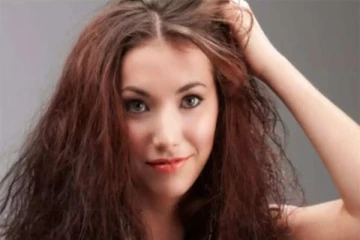 முடி ரொம்ப வறண்டு இருக்கா... அரிசி கழுவிய நீரில் தேன் கலந்து அலசுங்க... பட்டுபோல மாறிடும்...