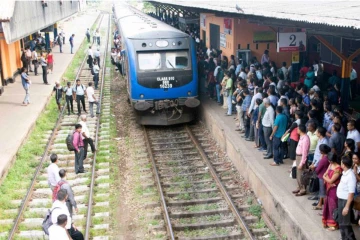 දුම්රියේ යන අයට විශේෂ නිවේදනයක් - දුම්රිය ප්‍රමාධයි