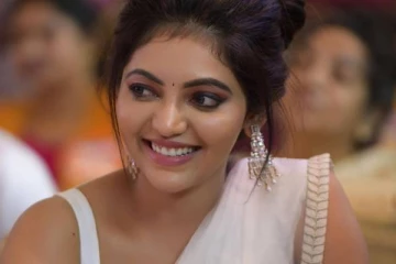 அடையாளம் தெரியாமல் மாறிய நடிகை அதுல்யா! பிளாஸ்டிக் மூஞ்சி என்று கலாய்க்கும் நெட்டிசன்கள்..