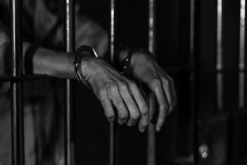 சிறை அதிகாரியை தாக்கிய கைதிகள் ; உடந்தையாக இருந்த நான்கு அதிகாரிகள் கைது