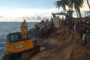 சாய்ந்தமருதில் கடலுக்குள் விழுந்த கனரக வாகனம் மீட்பு