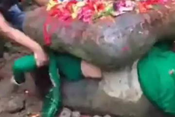 இது தேவையா? பாறைக்குள் ஏடாகூடமாக சிக்கிய பெண் - விழி பிதுங்க வைத்த பக்தி முத்தி காட்சி