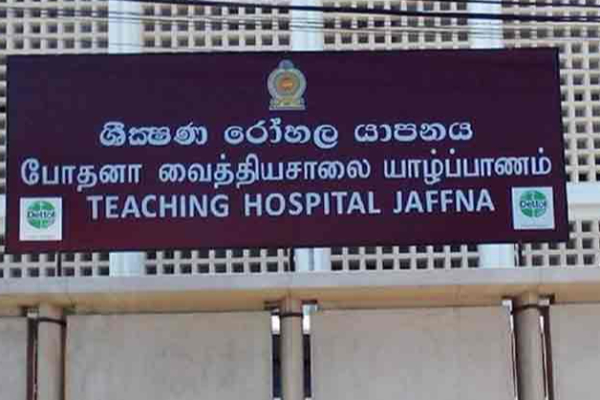 யாழில் தொடருந்தில் சிக்கிய யுவதிக்கு நேர்ந்த கதி | Woman Gets Hit By Train In Jaffna