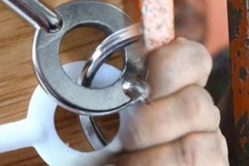 රැඳවියන් 5ක් හොරෙන්ම පැනලා - සෙවීමට පොලිසිය සහ යුධ හමුදාව..