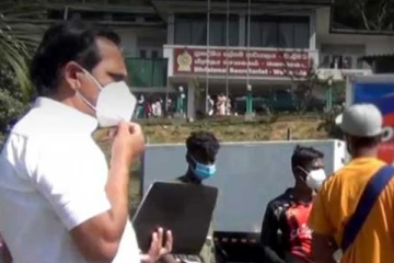 පපර බෑන්ඩ් ගසමින් මන්ත්‍රීවරයෙක් සභාවට ආ හැටි - වීඩියෝ සහිතයි ( VIDEO)