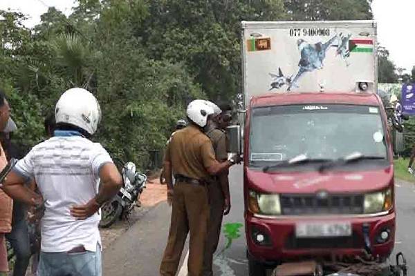 வவுனியாவில் போக்குவரத்து பொலிஸாரை மோதிவிட்டுத் தப்பிய லொறி சாரதி | Jaffna Kandy Lorry Driver Hitting Traffic Police வவுனியாவில் போக்குவரத்து பொலிஸாரை மோதிவிட்டுத் தப்பிய லொறி சாரதி | Jaffna Kandy Lorry Driver Hitting Traffic Police