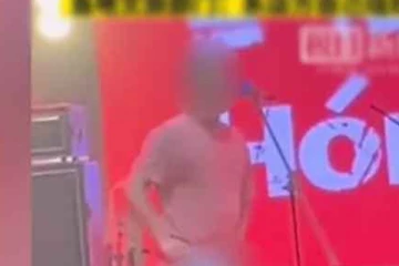 ප්‍රසංගයක් අතරතුර කලිසම ගැලවූ ගායකයා..